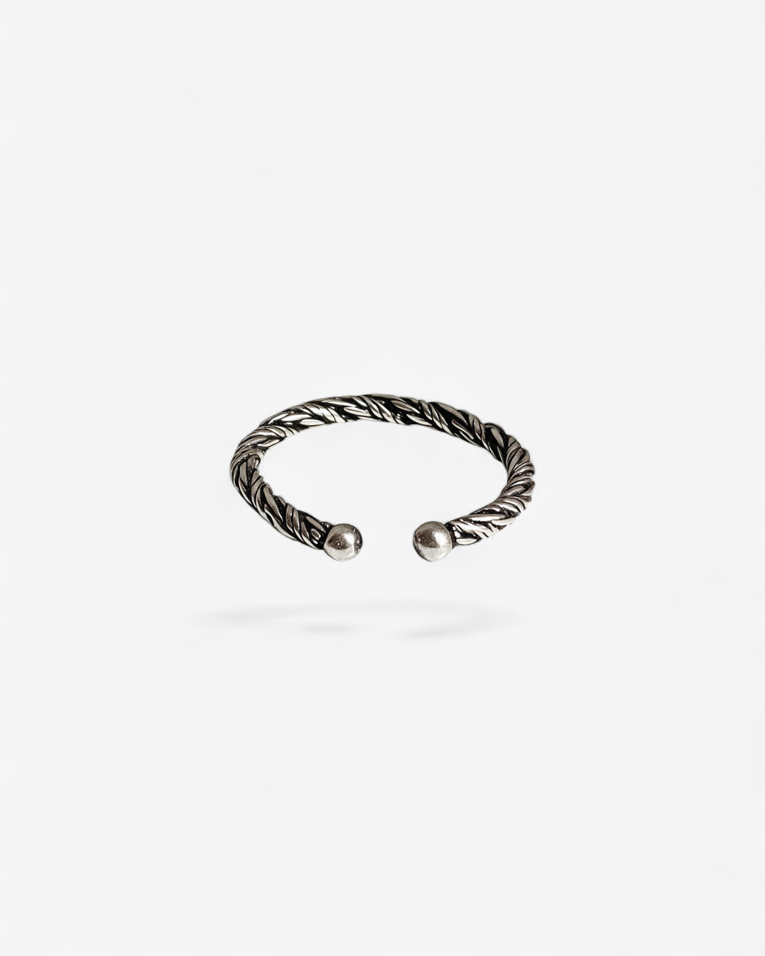 Bague ajustable HELLES en laiton argenté et patiné avec un motif torsadé façon corde et finitions boules