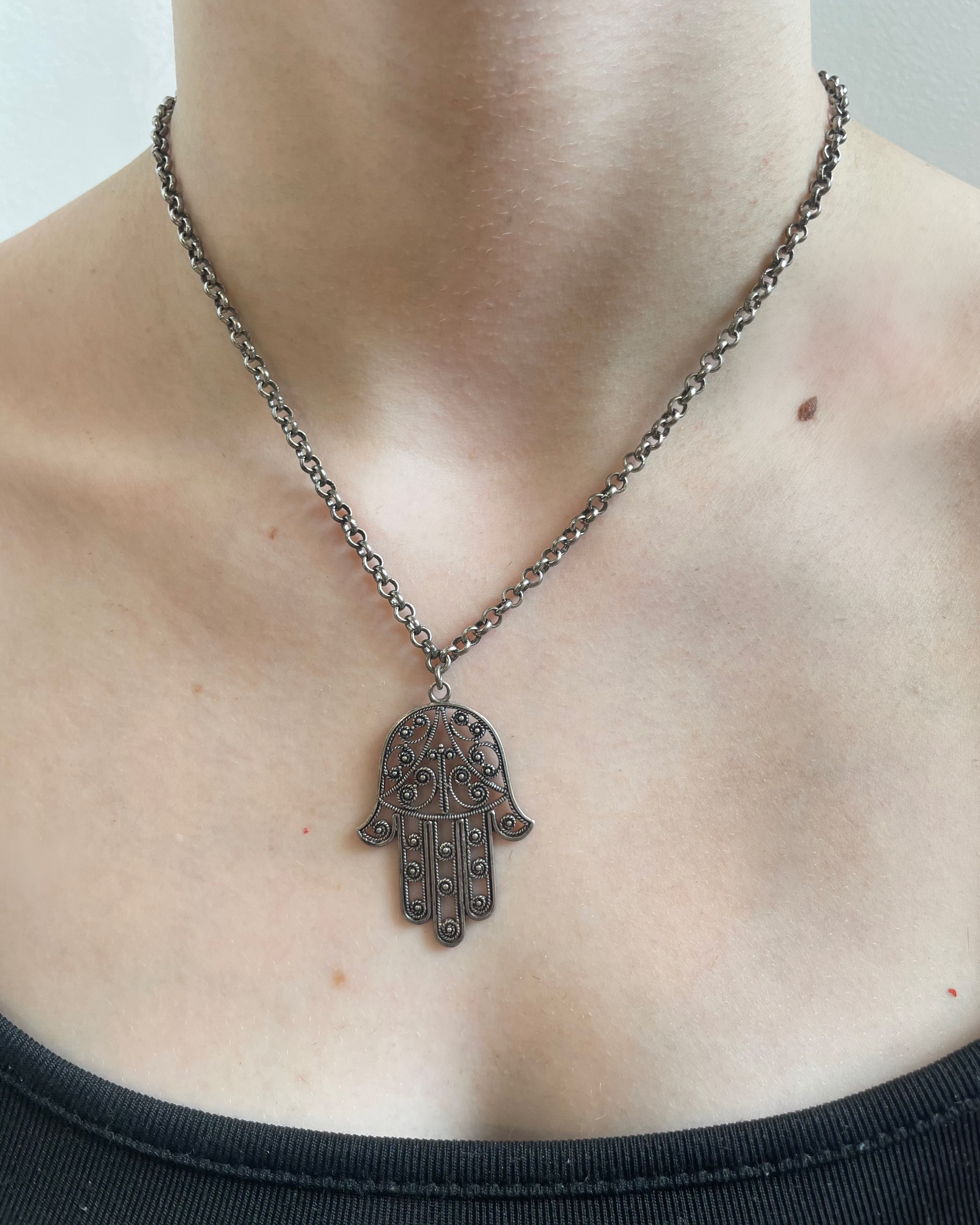 MANO NECKLACE