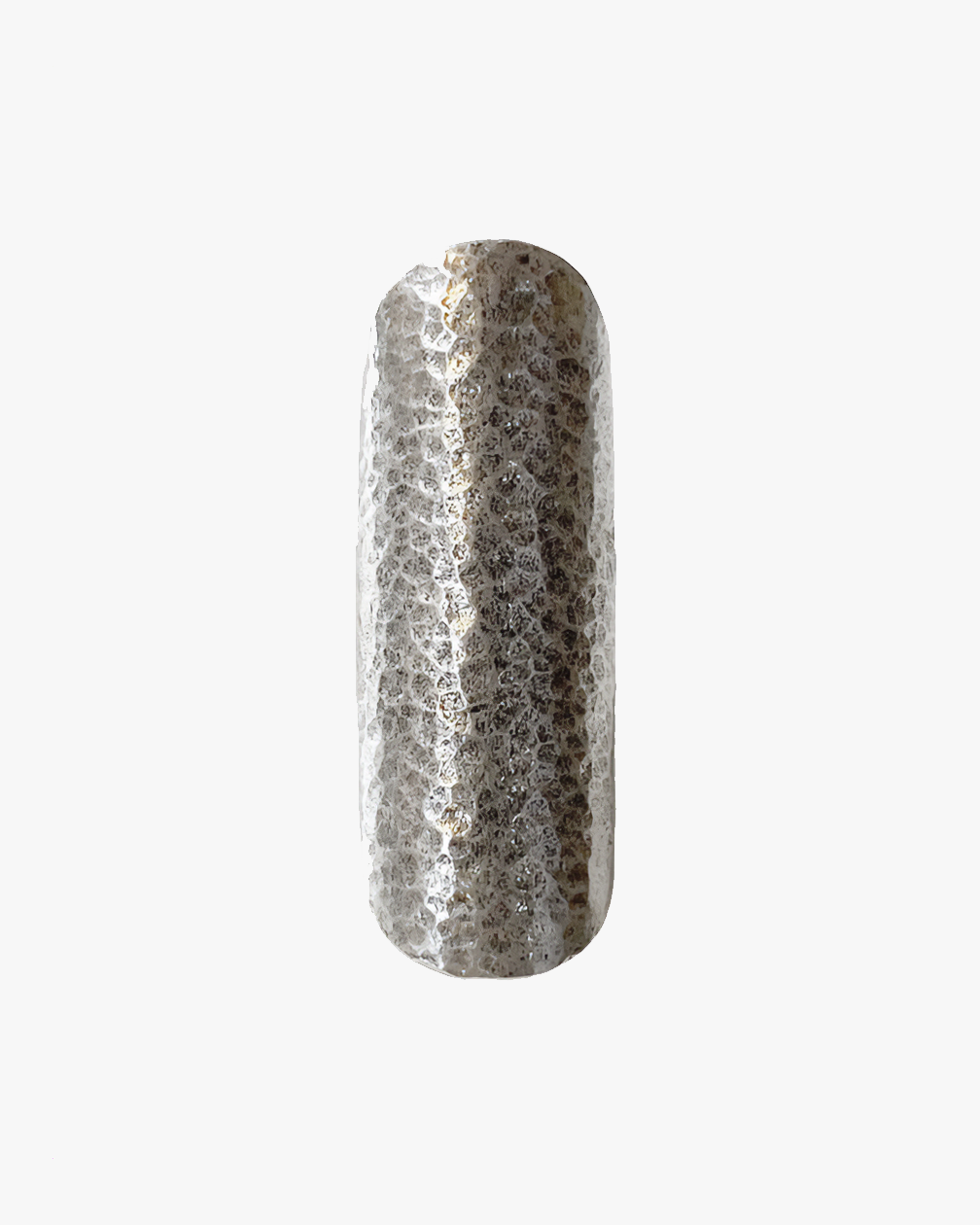 Bague boho HELLES ajustable en laiton argenté patiné avec une texture martelée artisanale de 5,5 cm de hauteur.