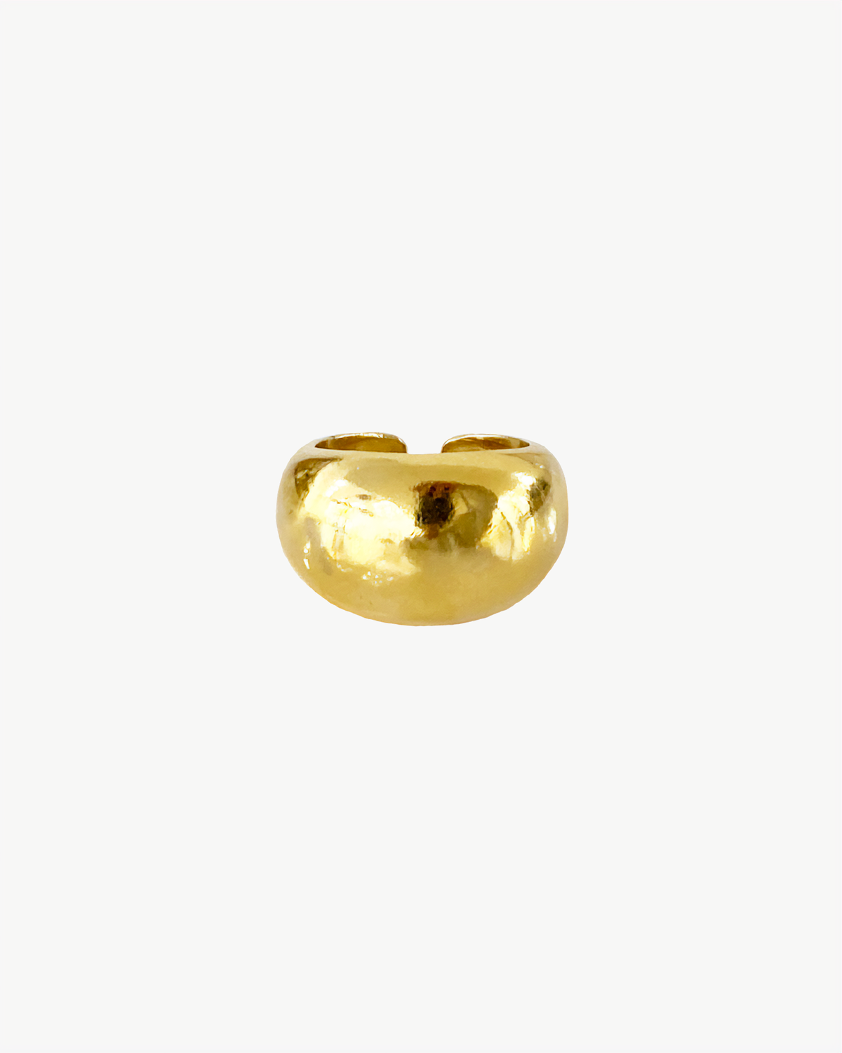 Bague Bombay HELLES ajustable en étain doré à l'or fin 24 carats, design large et bombé, fabriquée à Paris.