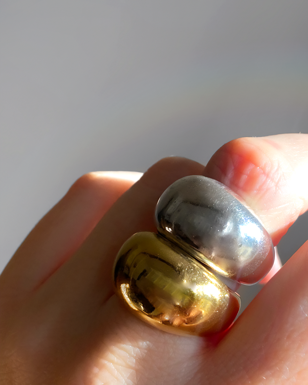 Bague Bombay HELLES ajustable en étain doré à l'or fin 24 carats portée au doigt