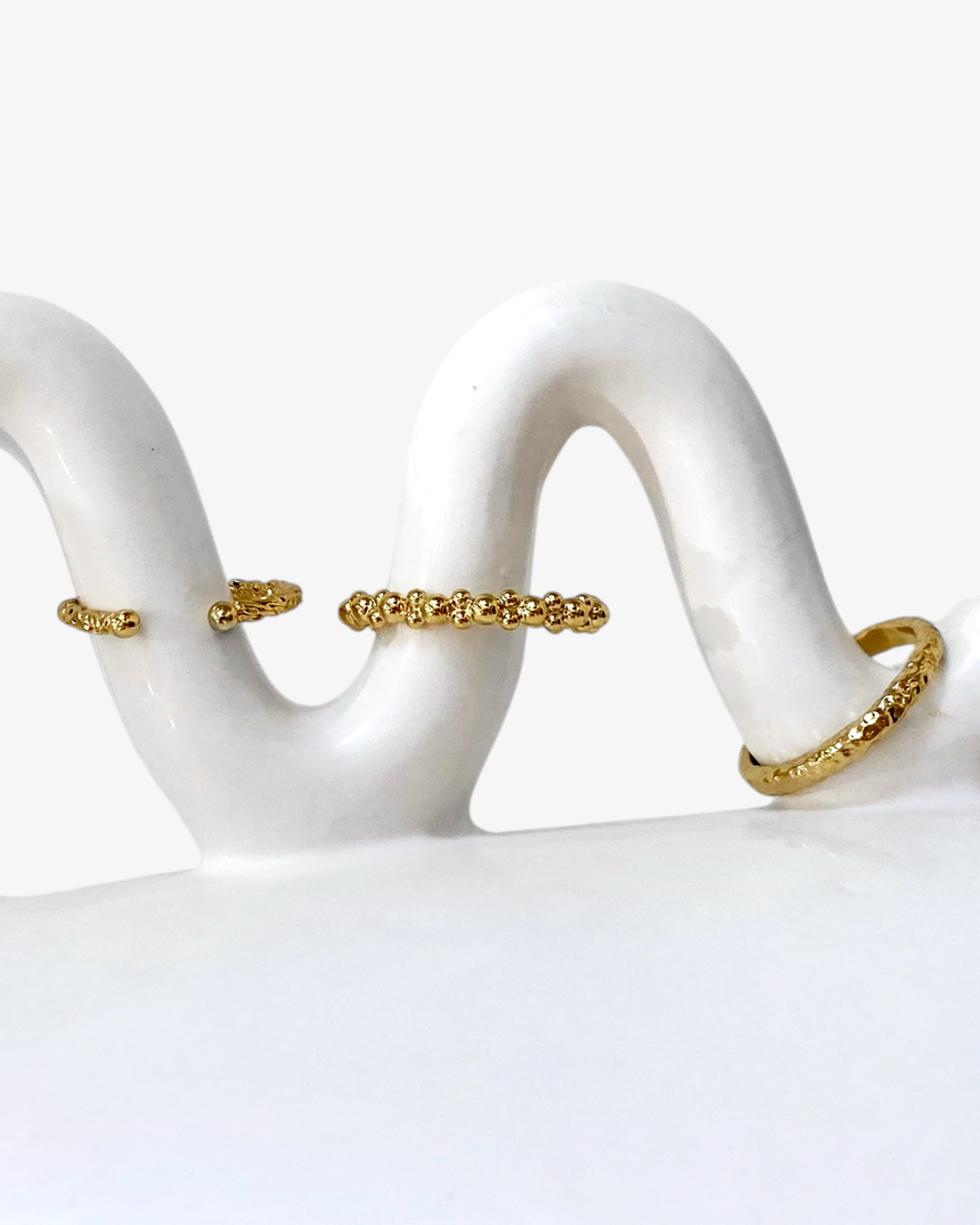 Bague perle HELLES ajustable en laiton doré à l'or fin 24 carats, design délicat et minimaliste.