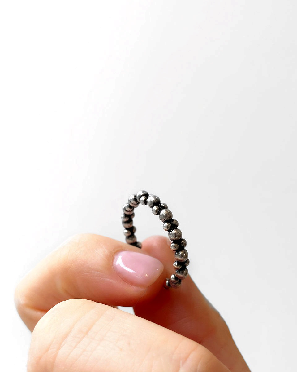 Bague perle HELLES ajustable en laiton argenté patiné, tenue entre les doigts