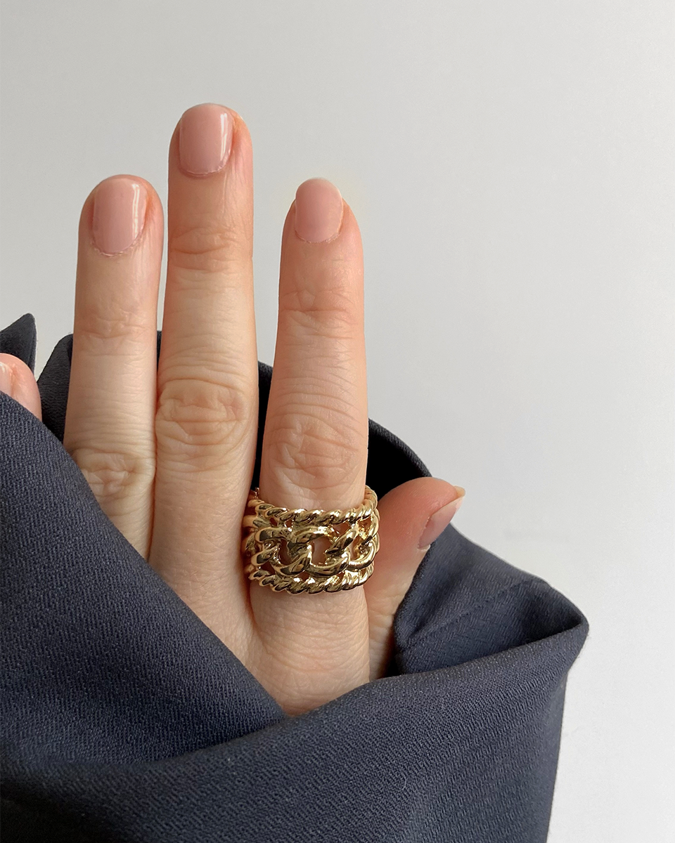 Bague Rock HELLES ajustable en laiton doré à l'or fin 24 carats avec maillons torsadés portée sur un doigt
