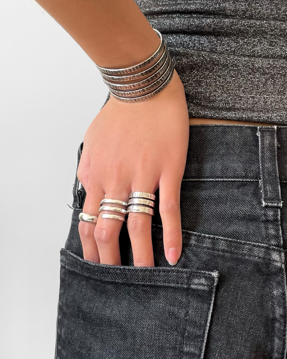 Bague Vertige HELLES ajustable en laiton argenté patiné portée sur la main avec un bracelet assorti