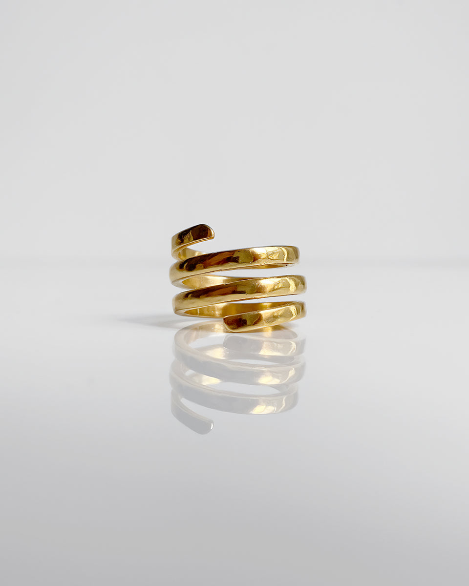 Bague ajustable HELLES modèle Vertige en laiton doré à l'or fin 24 carats au design spiralé