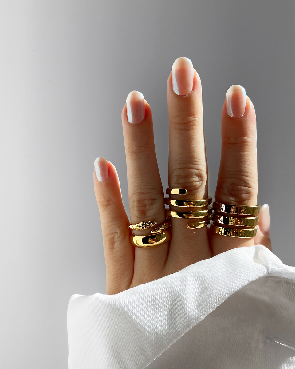 Bague Vertige HELLES ajustable en laiton doré à l'or fin 24 carats portée sur une main