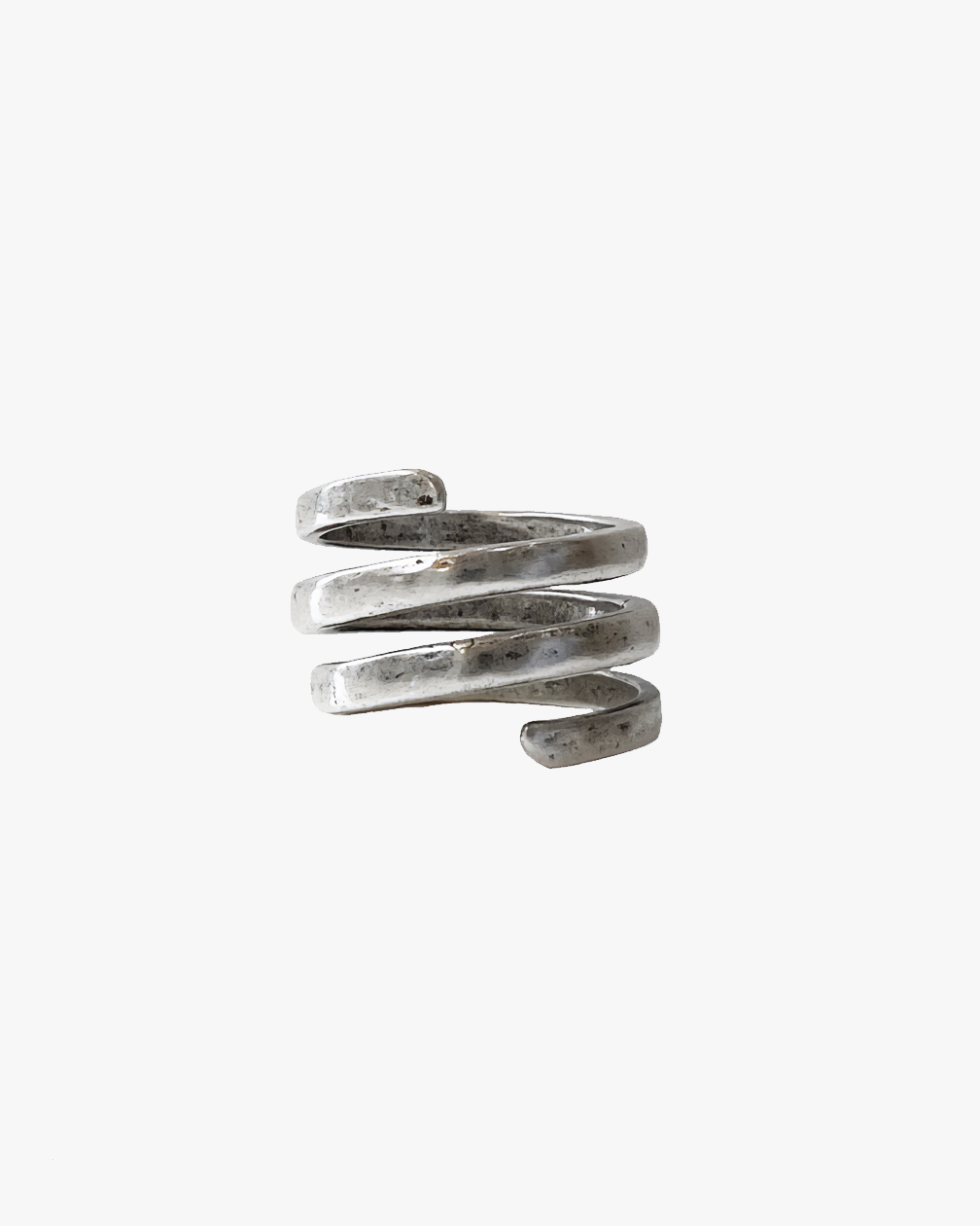 Bague Vertige HELLES ajustable en laiton argenté et patiné avec un design en spirale de 1,8 cm de hauteur.