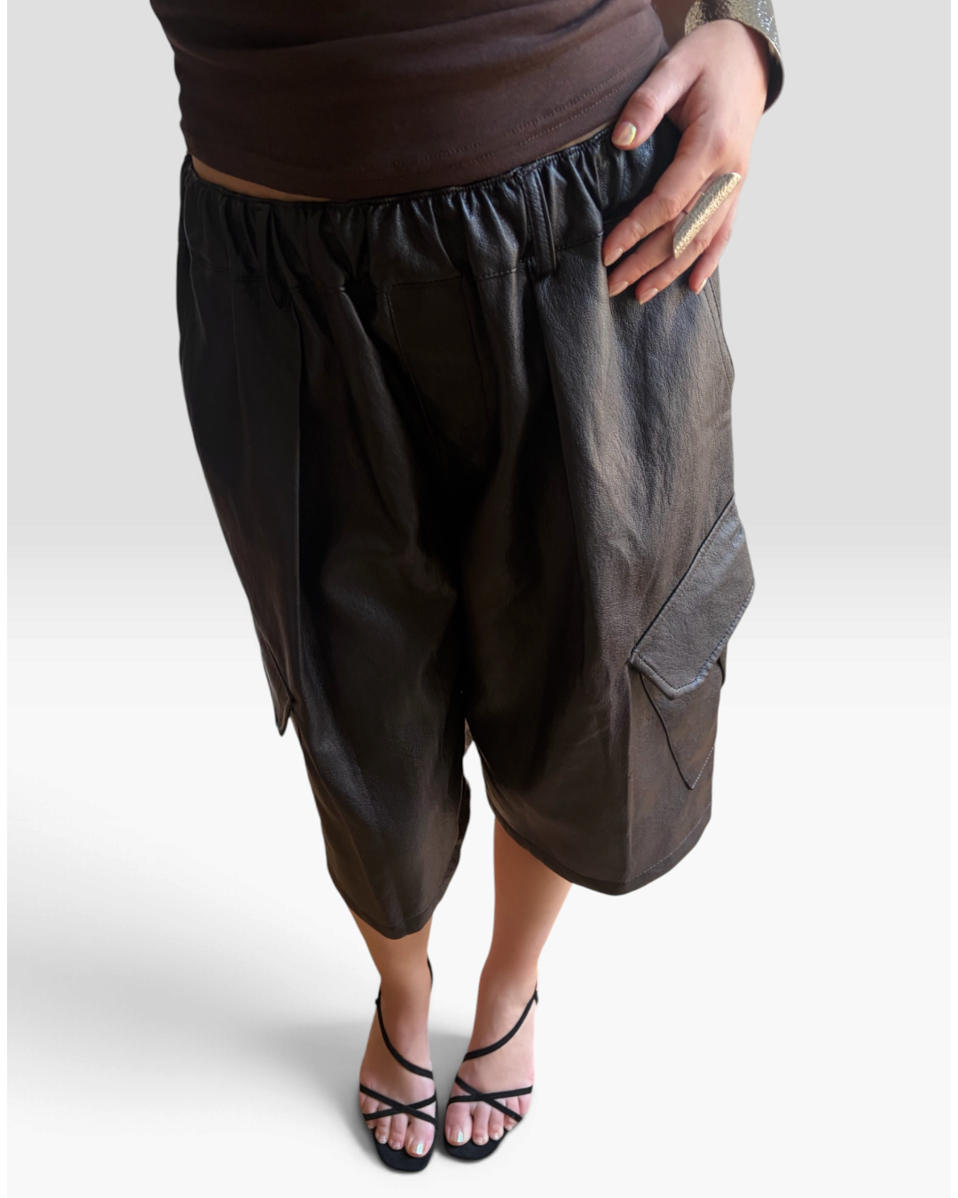 Bermuda Joe de HELLES, short cargo noir en cuir souple avec taille élastique et poches latérales