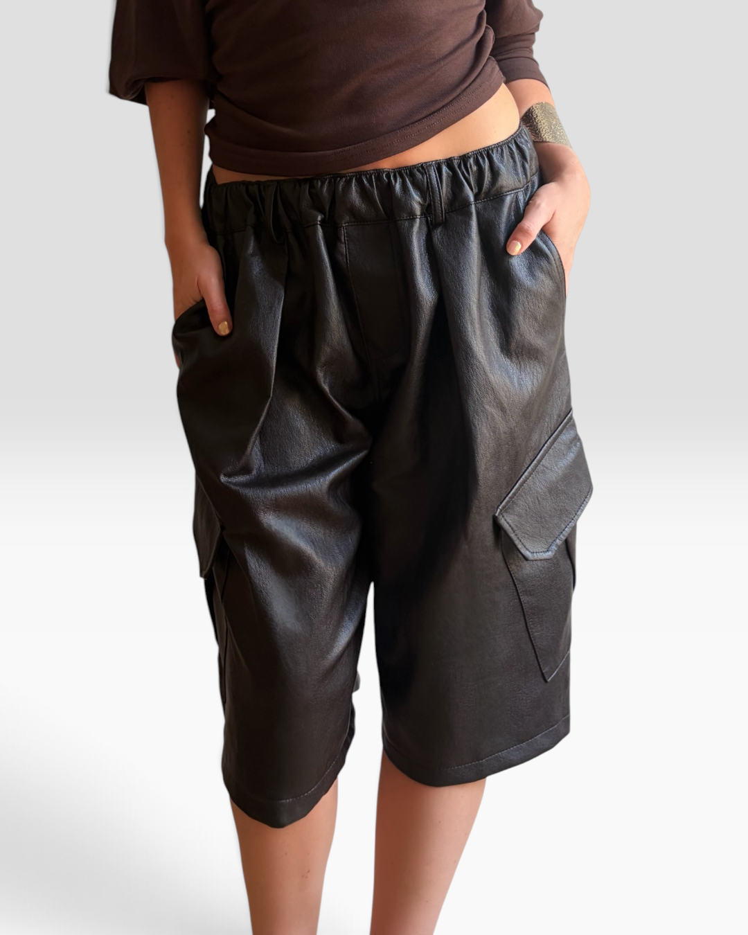 Bermuda Joe de HELLES en similicuir noir avec poches cargo latérales et taille élastique