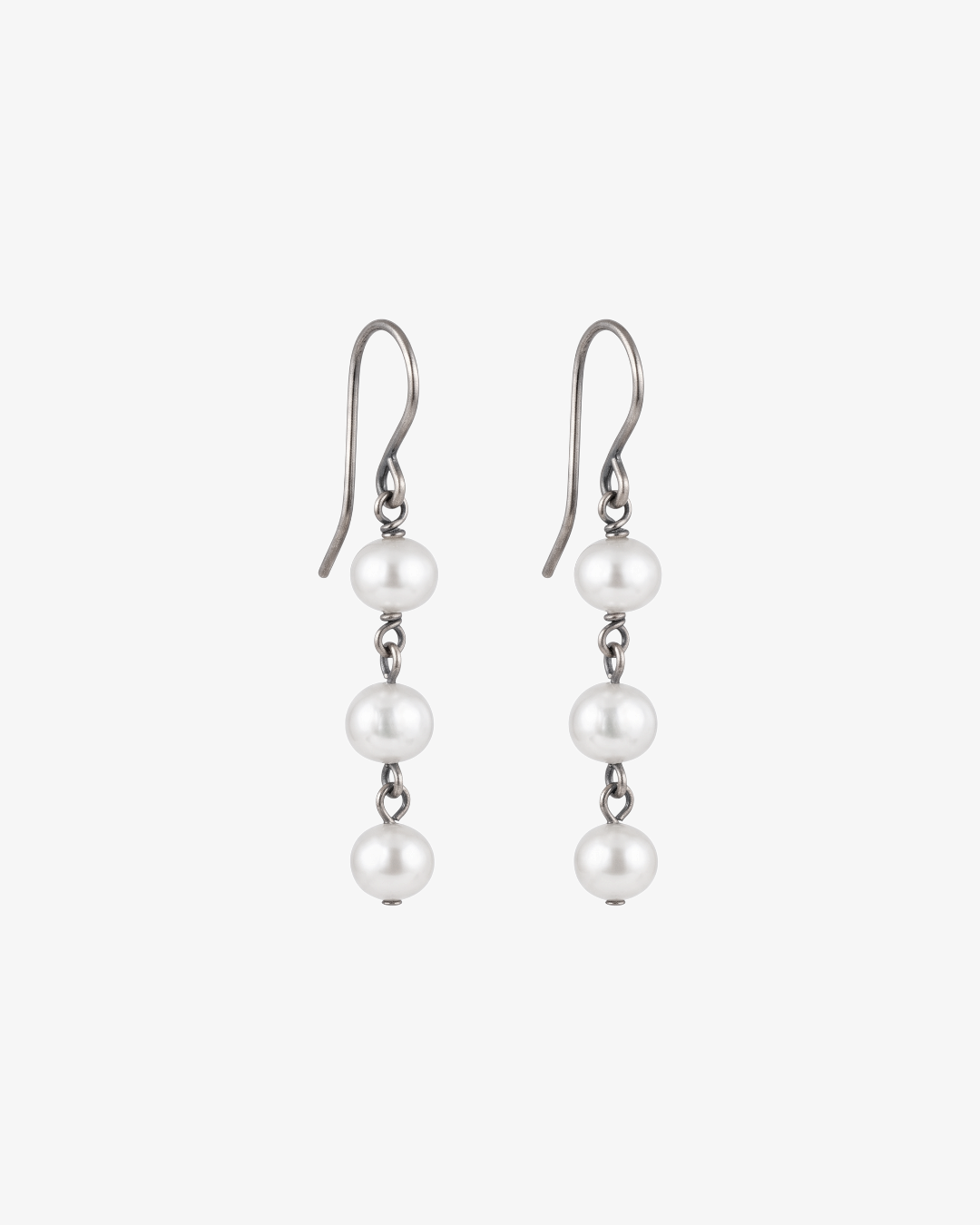 Boucles d'oreilles HELLES Seville en laiton argenté avec trois perles d'eau douce pendantes, longueur 4 cm.