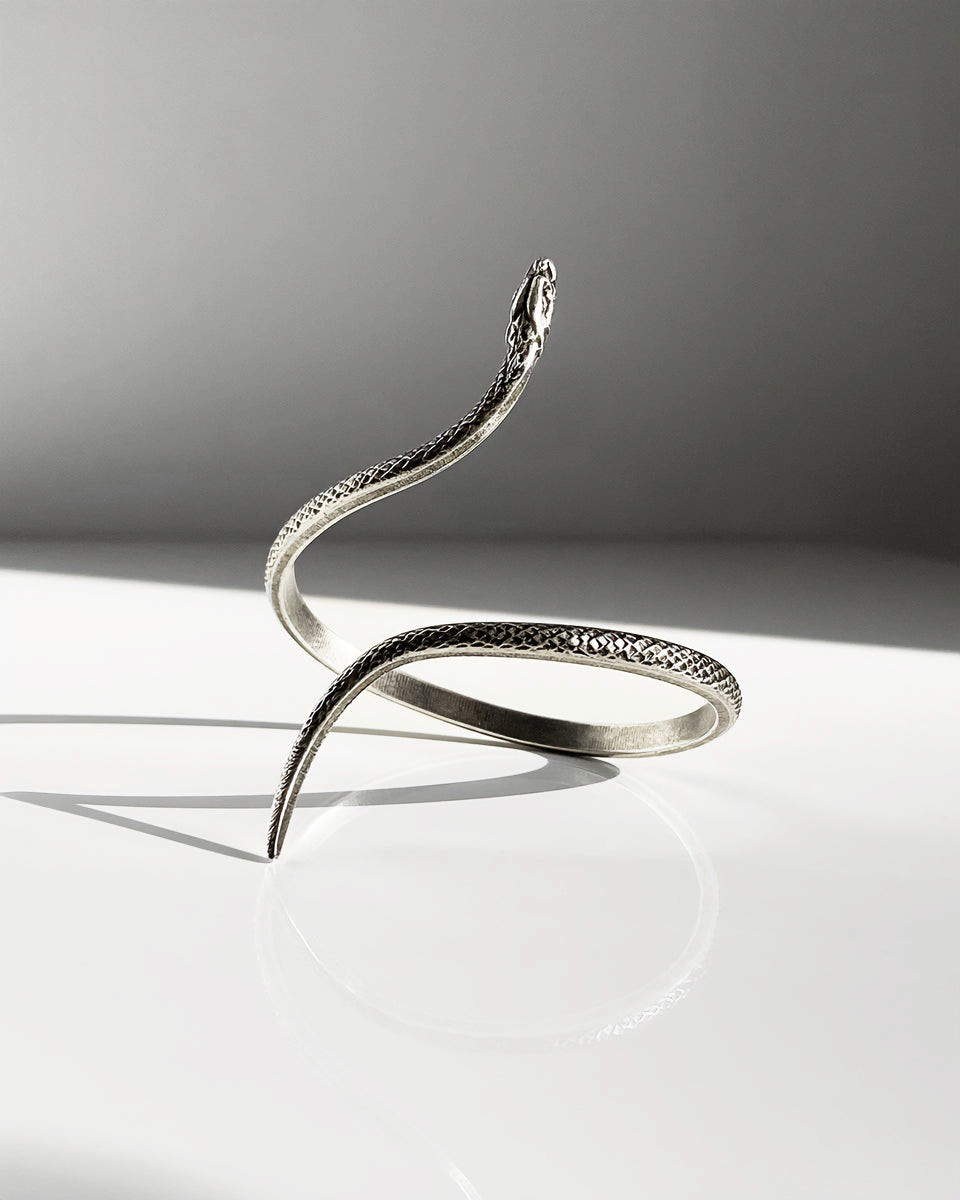 Bracelet enroulé HELLES en forme de serpent en laiton argenté patiné, design ajustable de 7 cm de hauteur.