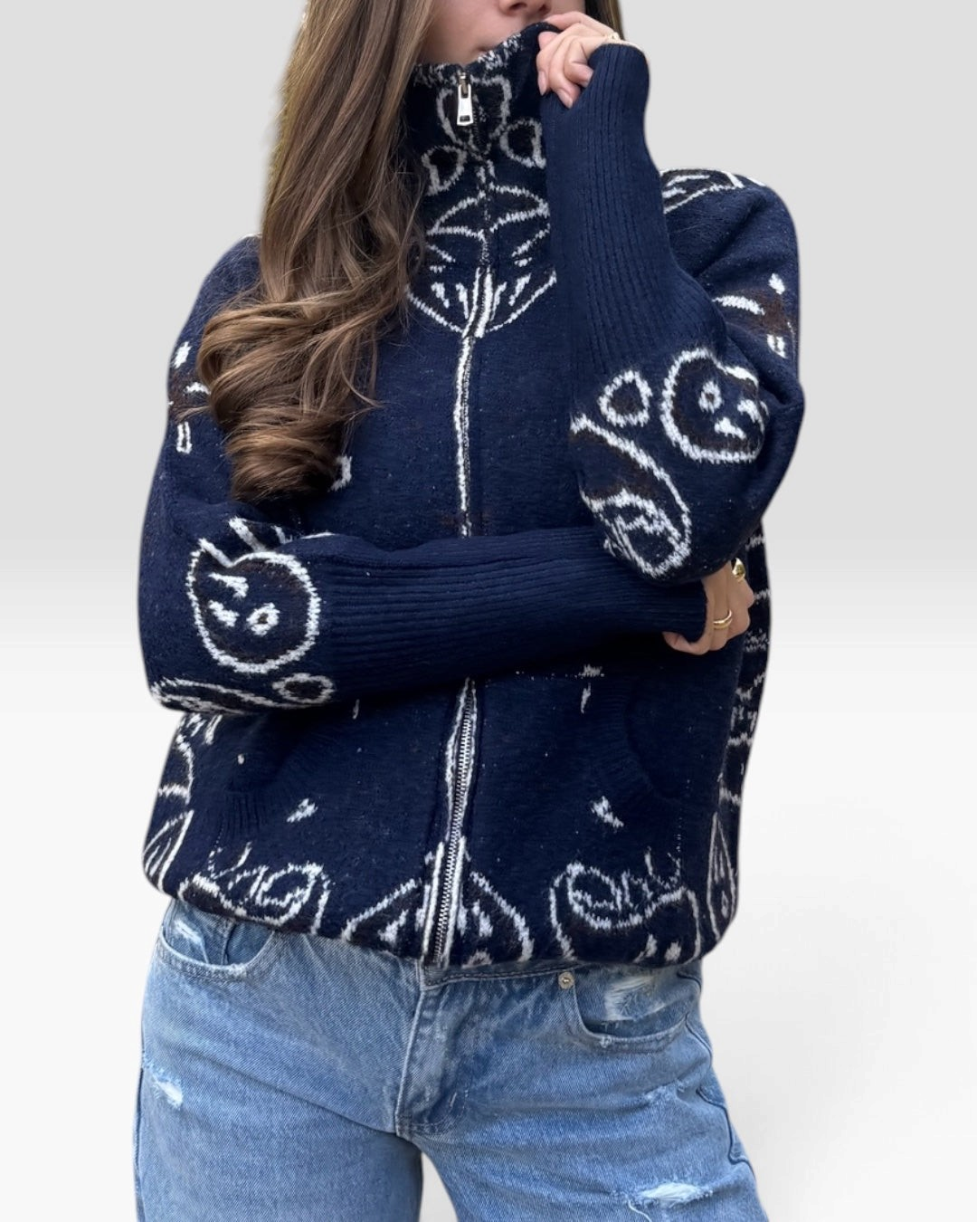 Gilet Sioux HELLES bleu marine zippé avec motif bandana blanc, col montant et poches, porté par une femme.