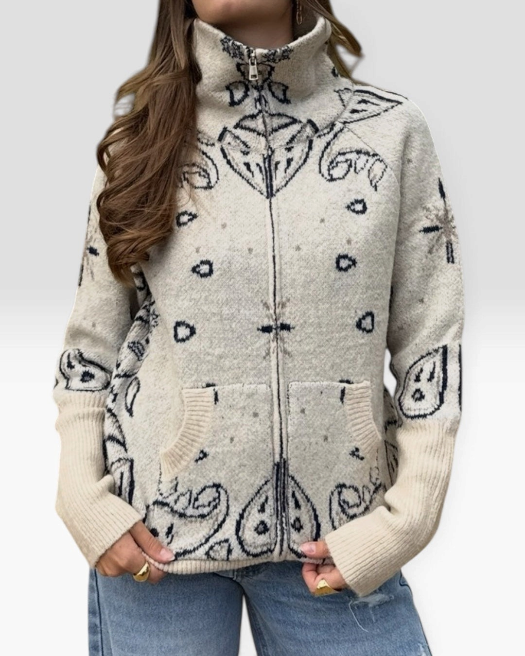 Gilet zippé HELLES Sioux en maille beige à motif bandana contrasté, col montant et poches avant sur une femme