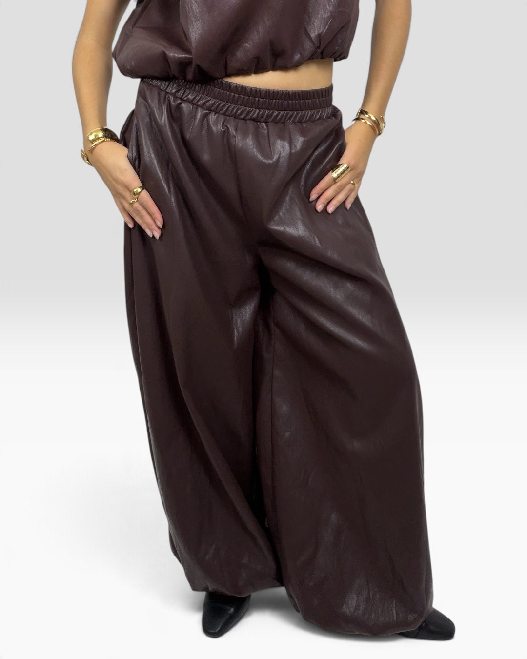 Pantalon Marlon HELLES marron effet cuir à coupe ample, taille élastiquée et jambes ballon, porté avec un top assorti