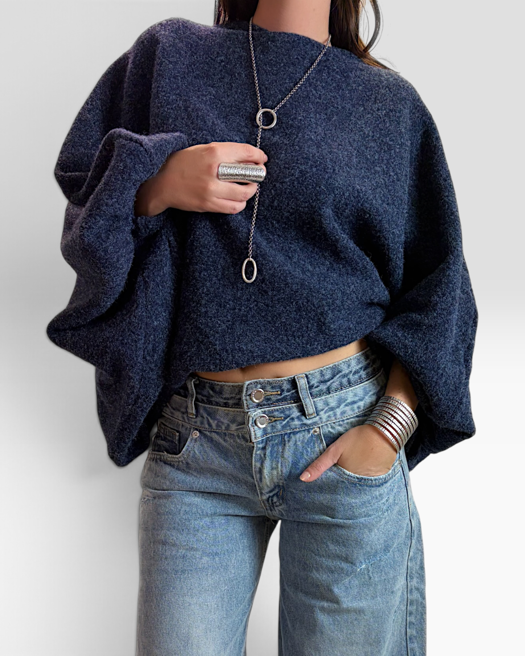 Pull Helles Alon bleu marine en maille douce avec coupe ample, manches ballon et épaules tombantes