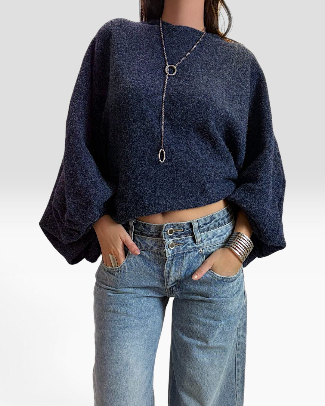 Pull HELLES Alon bleu marine en maille douce avec manches ballon amples et épaules tombantes porté avec un jean