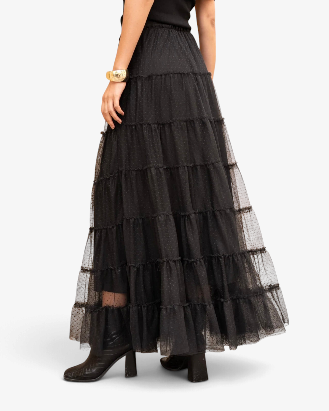 Jupe longue HELLES noire en tulle plumeti à volants superposés portée avec des bottines noires