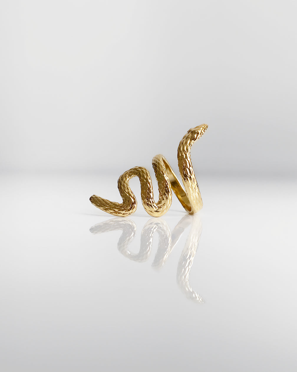 Bague HELLES Boa en laiton doré à l'or fin 24 carats en forme de serpent ajustable
