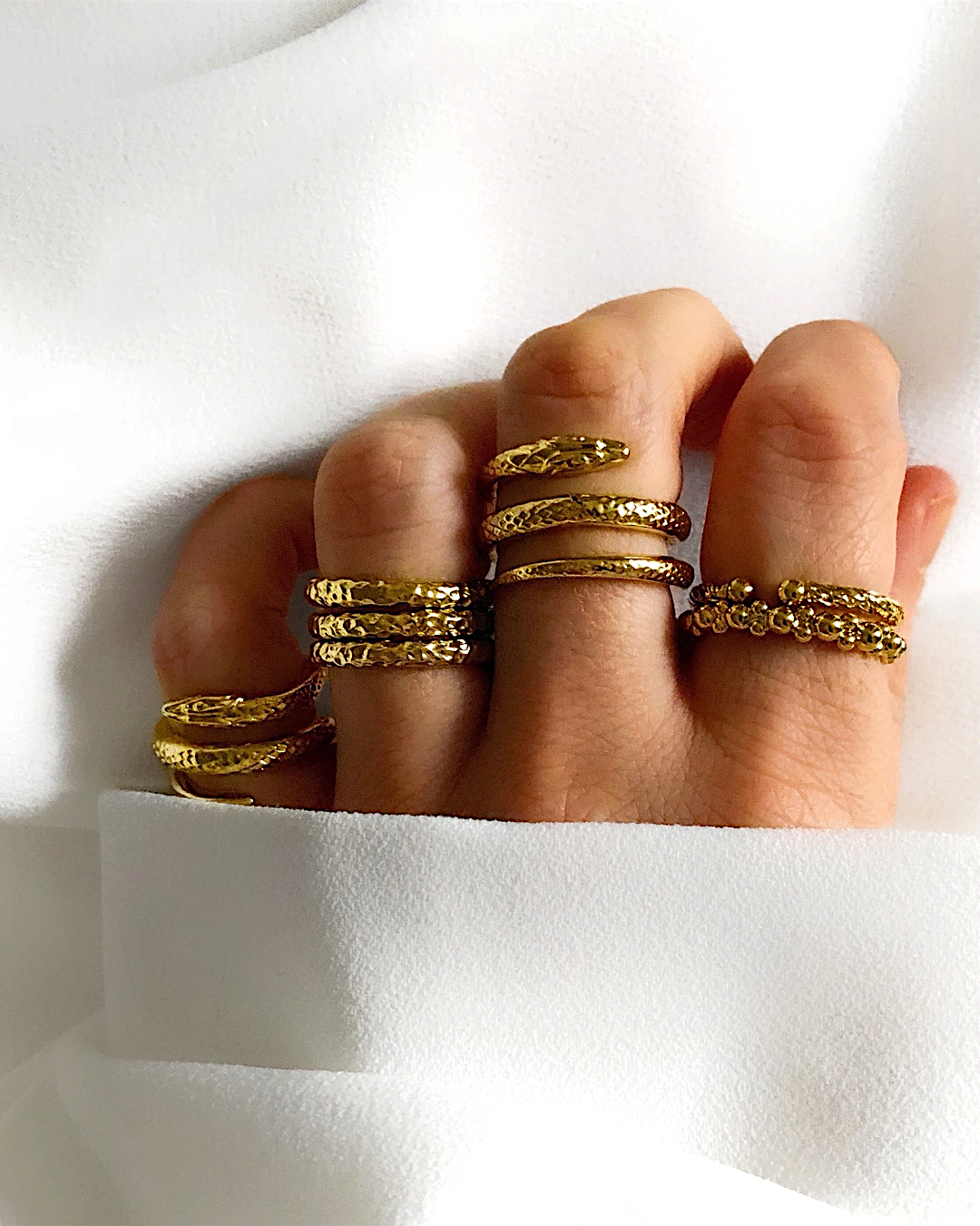 Bague perle HELLES ajustable en laiton doré à l'or fin 24 carats portée sur plusieurs doigts