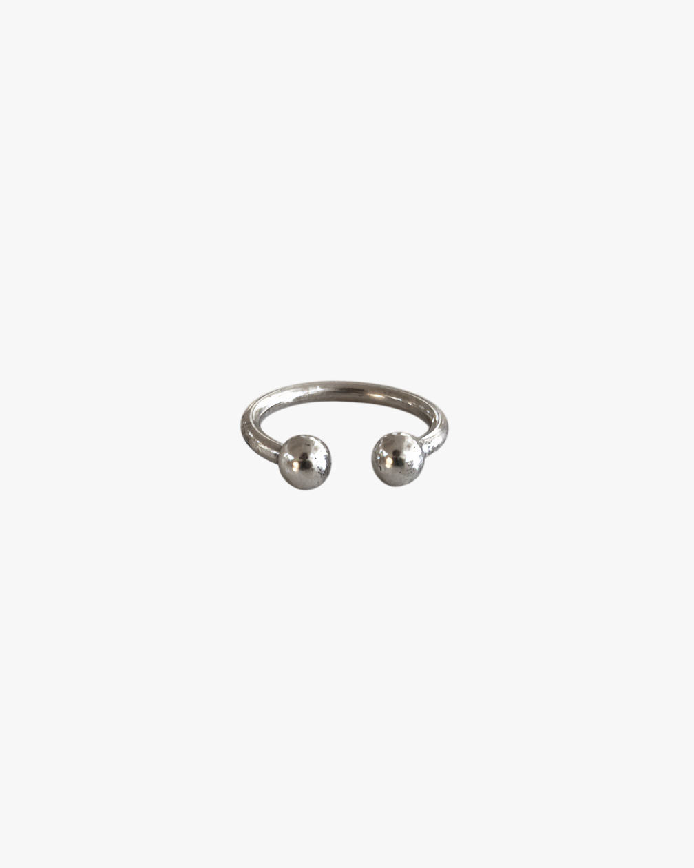 Bague piercing HELLES ajustable en laiton argenté patiné avec deux petites boules aux extrémités