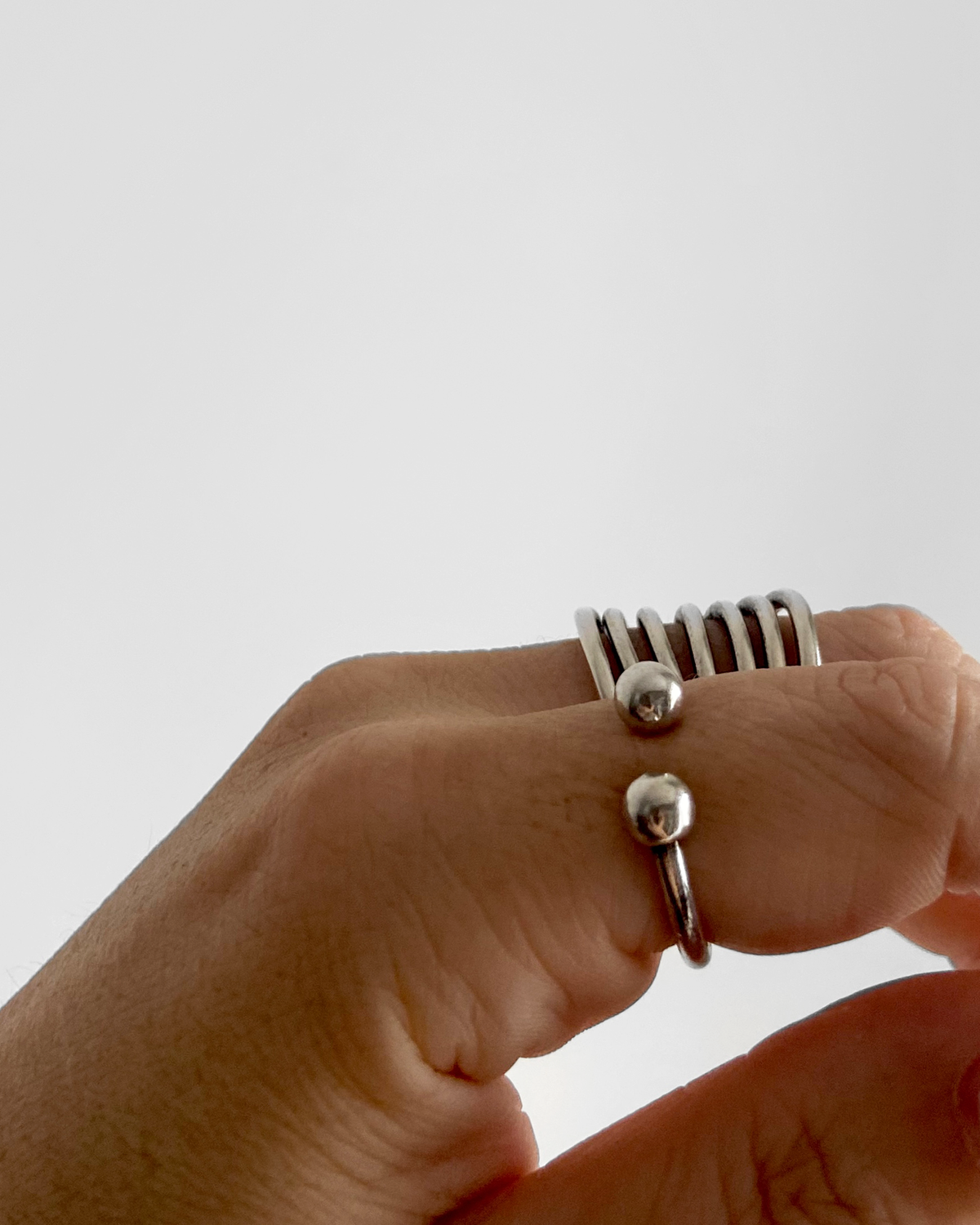 Bague piercing HELLES ajustable en laiton argenté patiné avec design multi-anneaux et boules décoratives