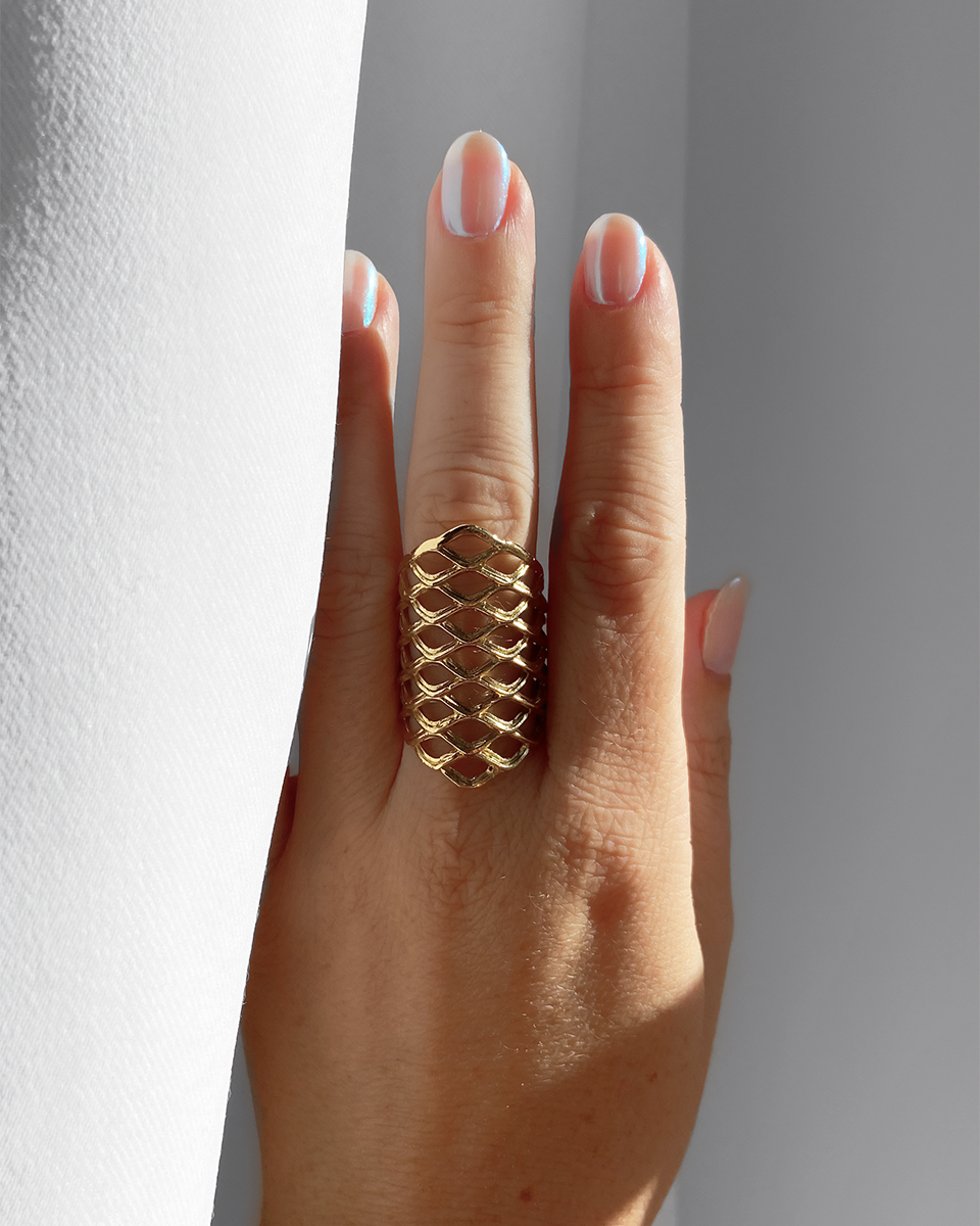 Bague large HELLES modèle Resille en laiton doré à l'or fin 24 carats avec motif géométrique ajouré sur un doigt