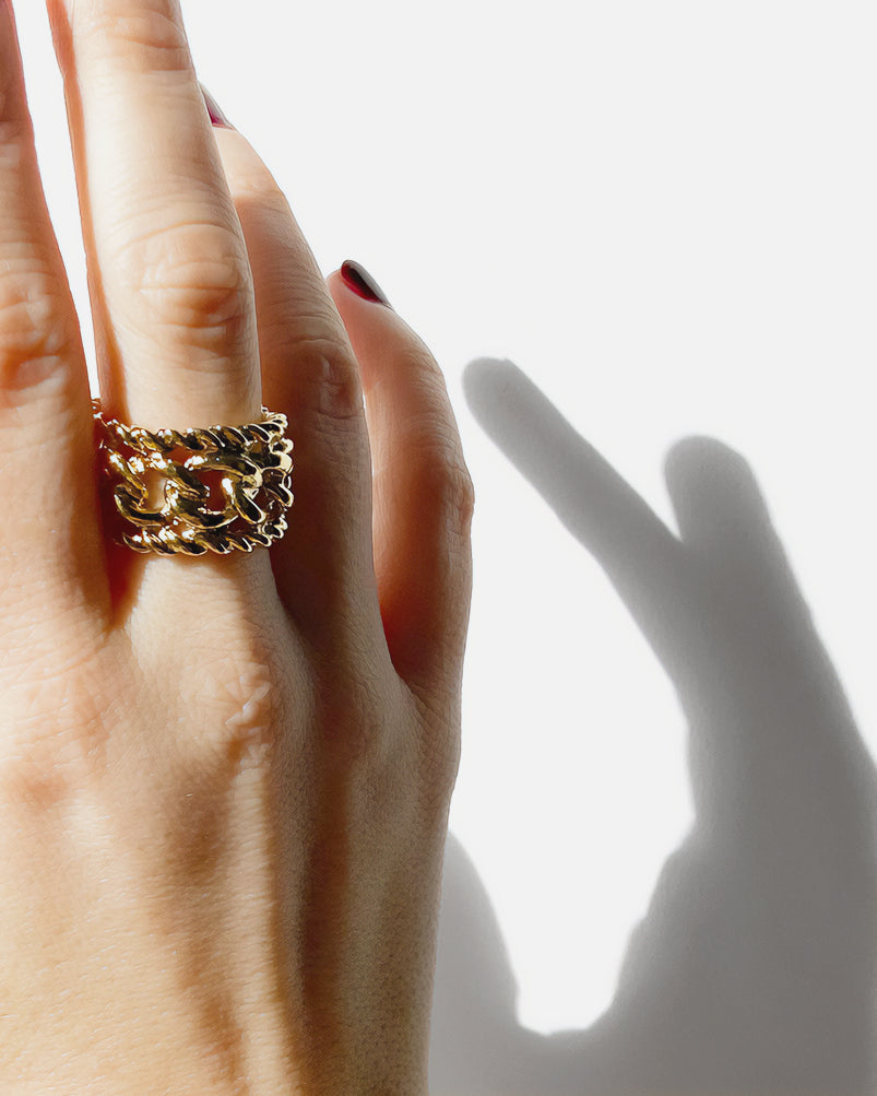 Bague Rock HELLES ajustable en laiton doré à l'or fin 24 carats au design de chaîne épaisse portée sur un doigt
