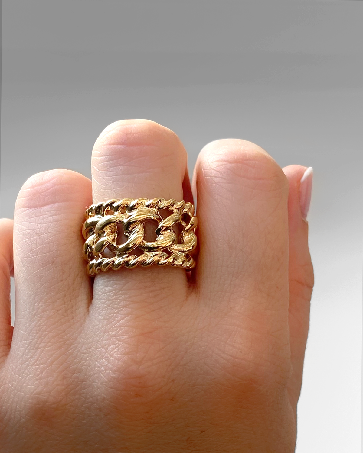 Bague Rock HELLES ajustable en laiton doré à l'or fin 24 carats avec un design de chaîne texturée portée au doigt