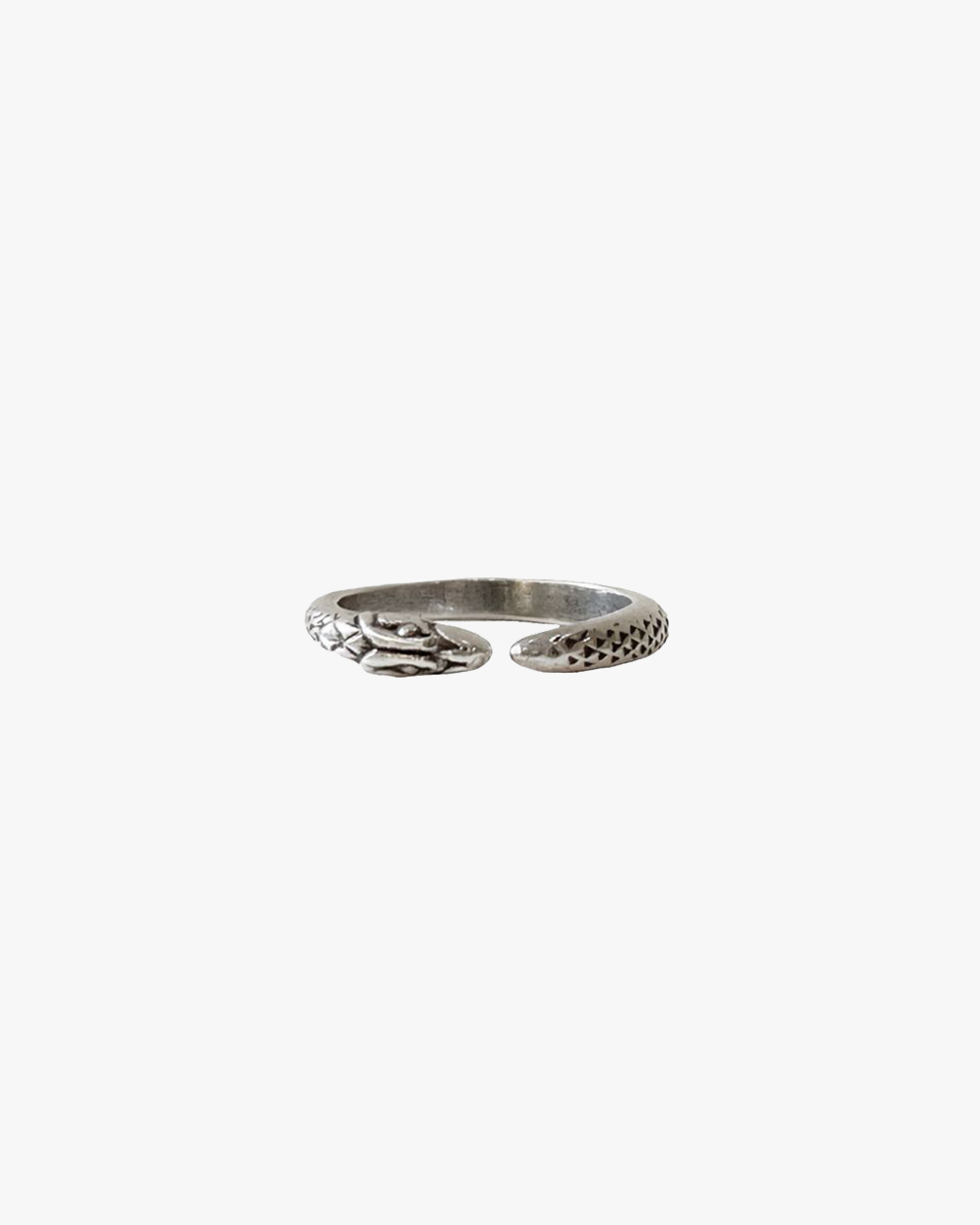 Bague ajustable HELLES Baby Snake en laiton argenté et patiné avec motif serpent détaillé