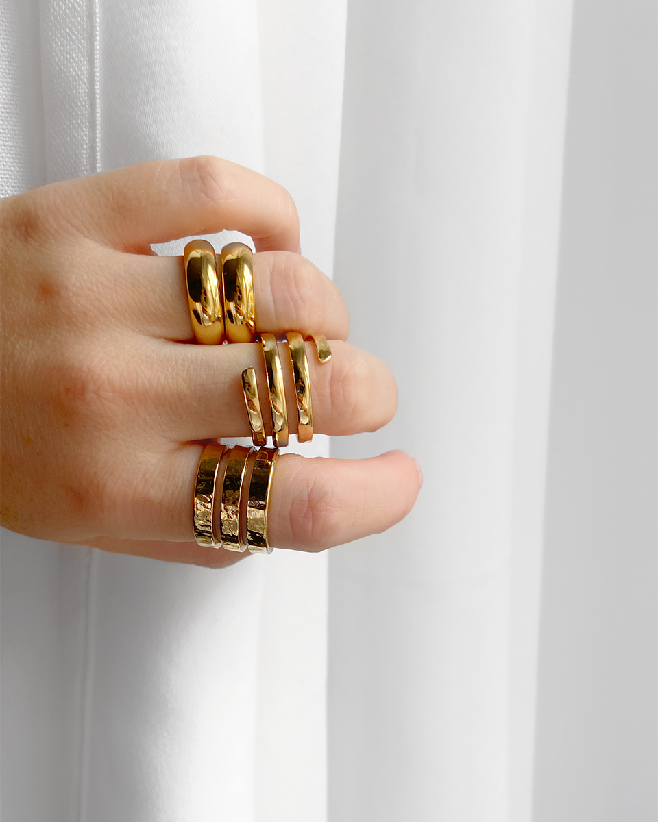 Bague Vertige HELLES ajustable en laiton doré à l'or fin 24 carats portée sur une main