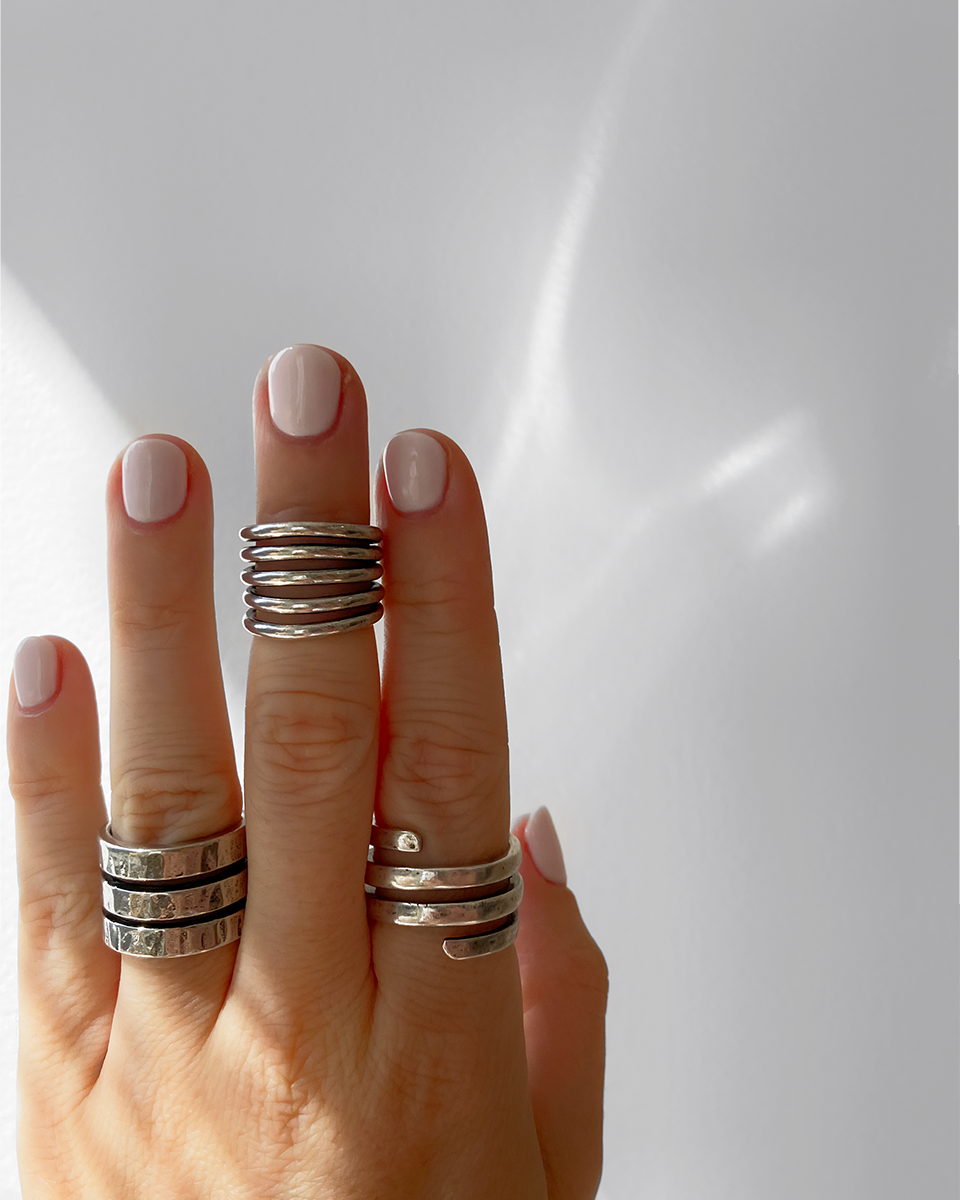 Bague Vertige HELLES ajustable en laiton argenté patiné avec un design texturé sur un doigt