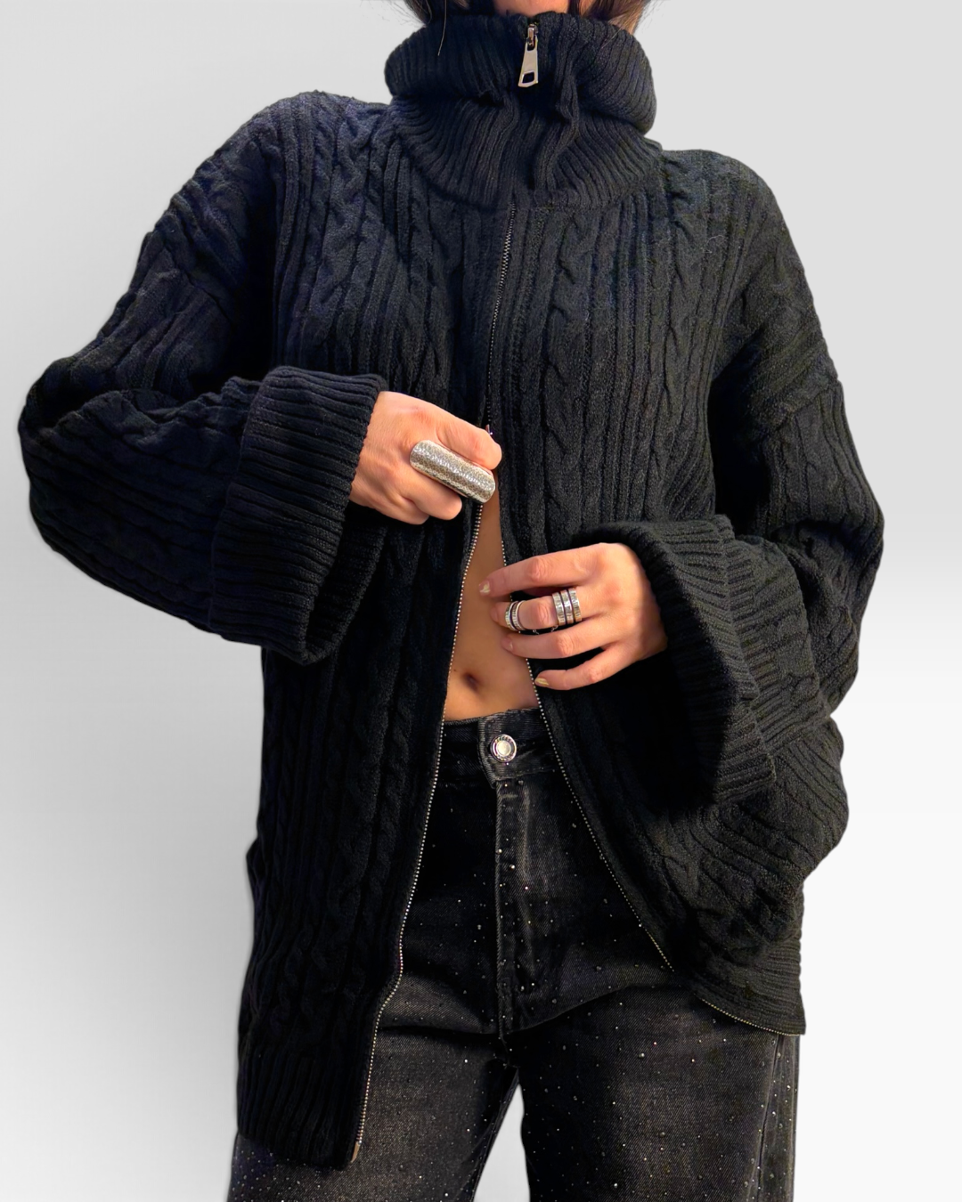 Gilet HELLES Agathe noir en maille torsadée avec col montant et fermeture zippée, coupe ample et manches longues.