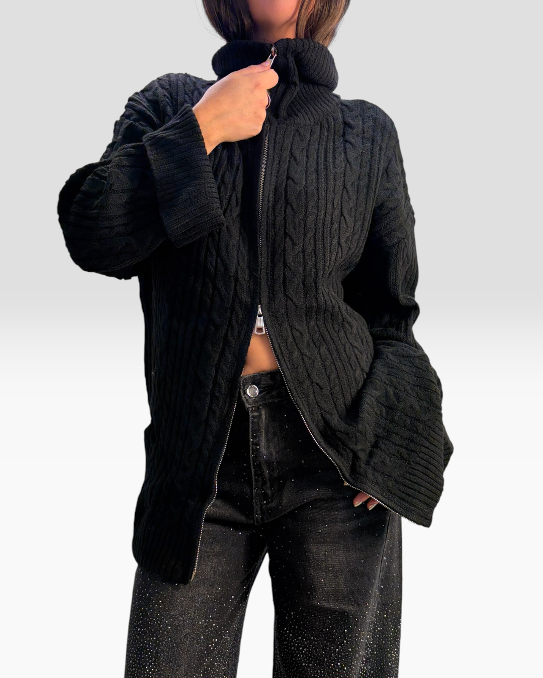 Gilet HELLES Agathe noir en maille torsadée avec col montant et fermeture à double zip, porté par une femme.