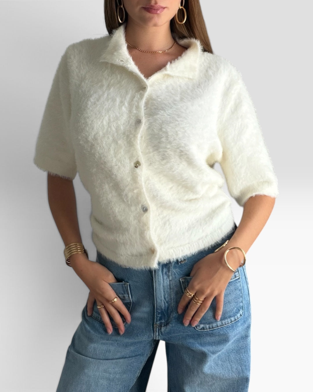 Gilet Nuage HELLES blanc à texture duveteuse, manches courtes, col chemise et fermeture boutonnée sur le devant