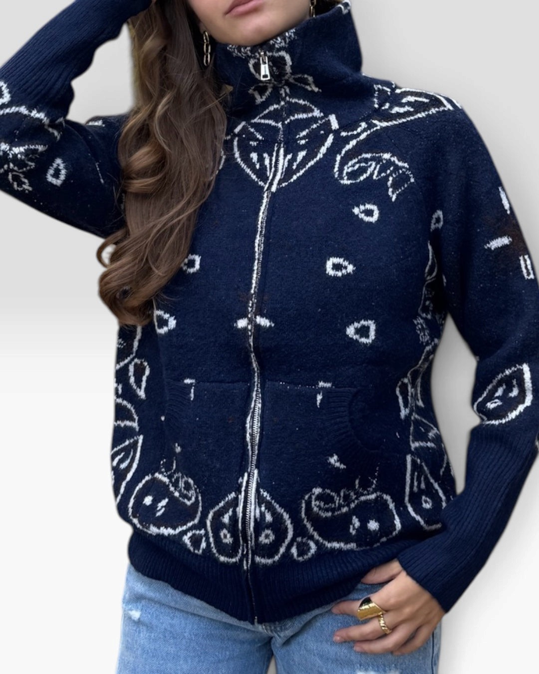 Gilet Sioux HELLES bleu marine zippé avec motif bandana blanc, col montant et poches, porté par une femme.