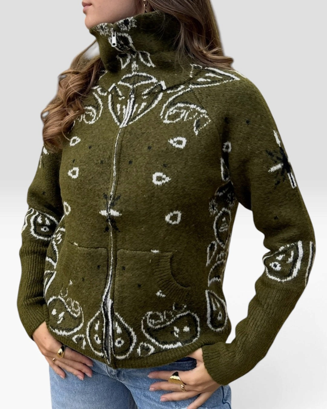 Gilet Sioux HELLES kaki à motif bandana blanc, col montant zippé en maille douce avec poches avant.