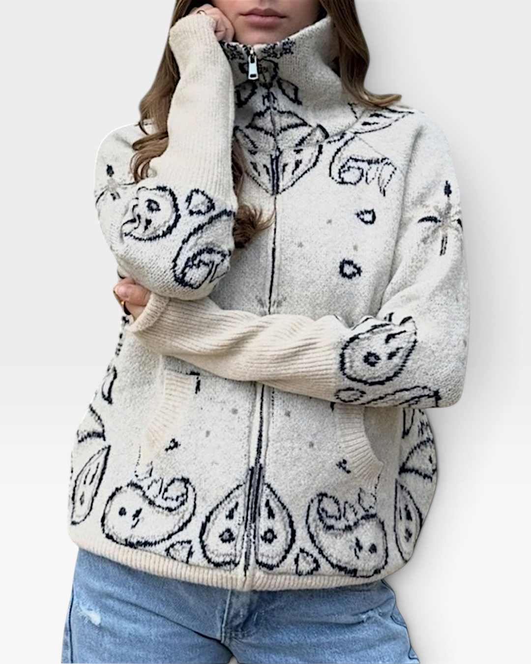 Gilet zippé HELLES Sioux en maille beige à motif bandana noir, col montant et poches avant, porté par une femme.