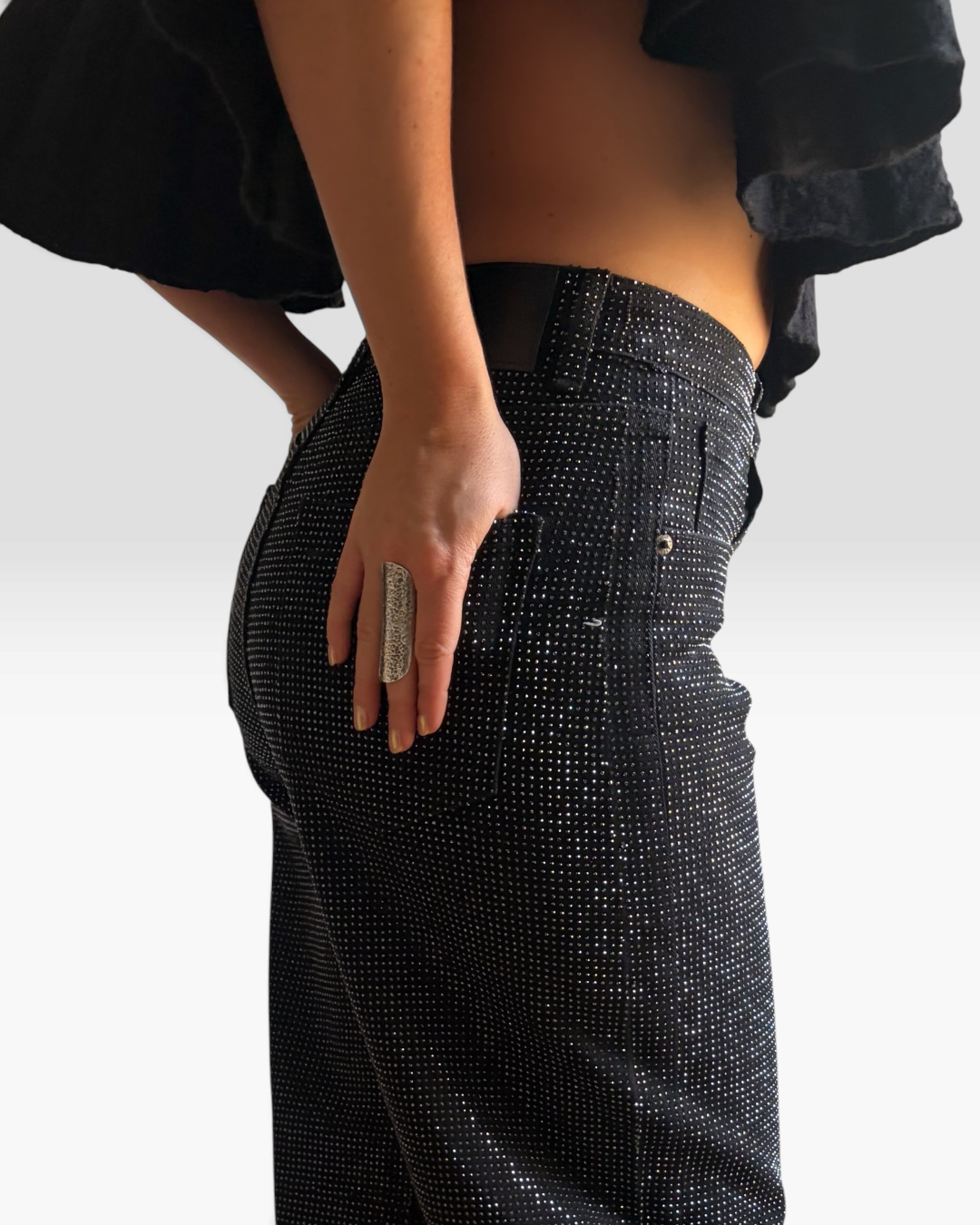 Jean droit HELLES noir taille haute orné de strass scintillants sur toute la surface pour une silhouette élégante