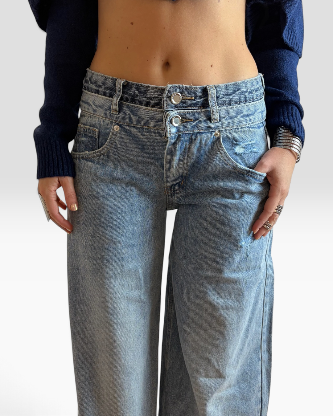 Jean HELLES Twist large délavé clair en coton avec taille double boutonnée porté avec un pull bleu marine