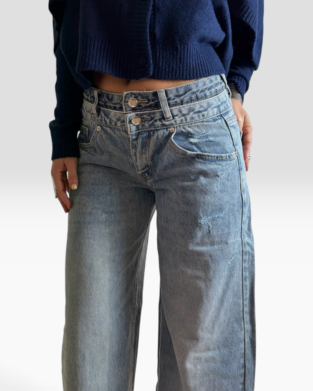 Jean Twist HELLES large et délavé en coton mélangé avec taille double boutonnage portée avec un cardigan bleu marine
