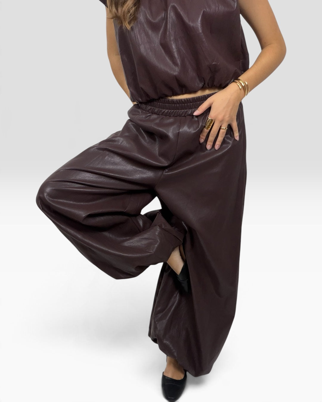 Pantalon Marlon HELLES marron à coupe ballon ample en similicuir brillant avec taille élastiquée confortable
