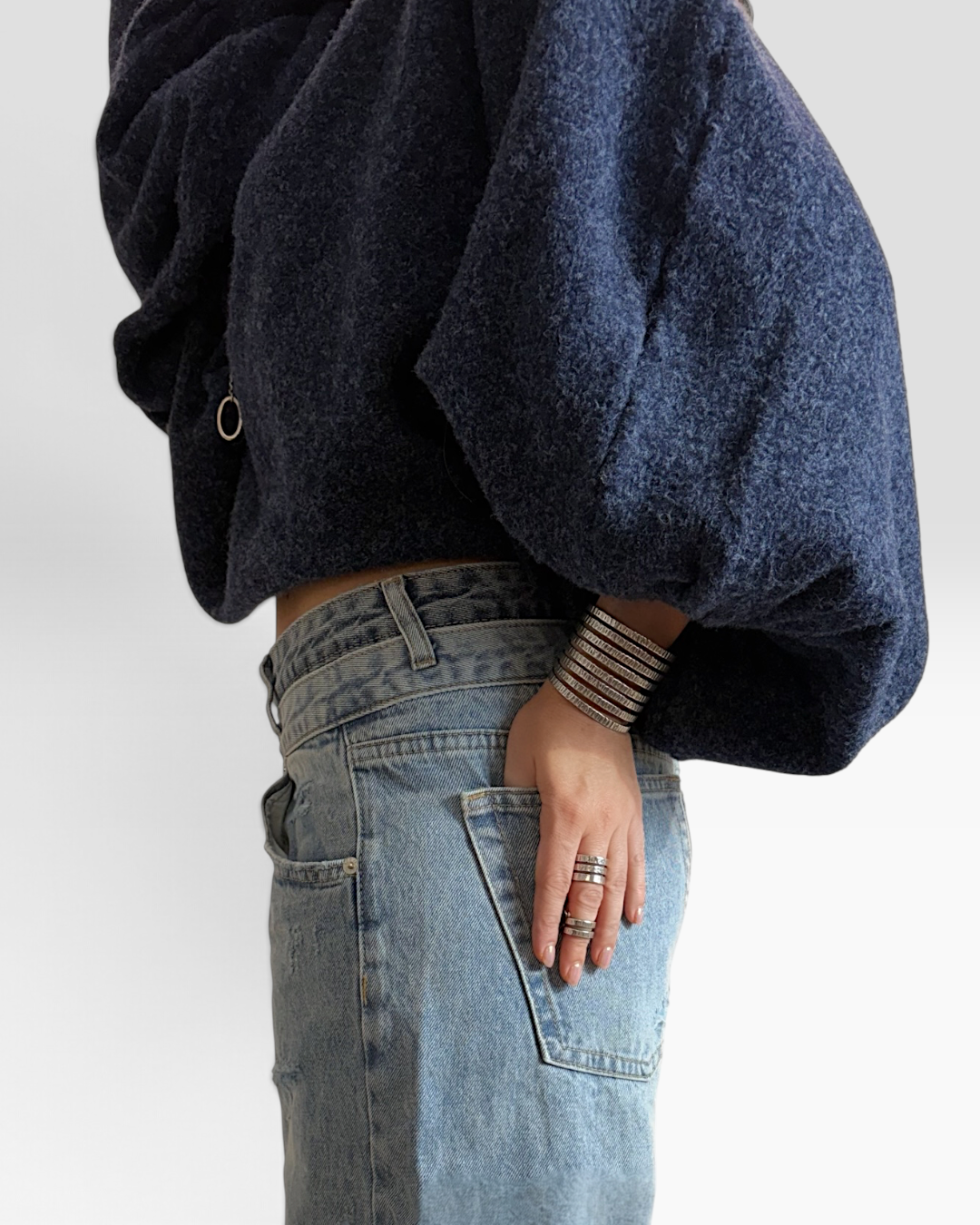 Pull HELLES Alon bleu marine en maille texturée avec manches ballon volumineuses et épaules tombantes