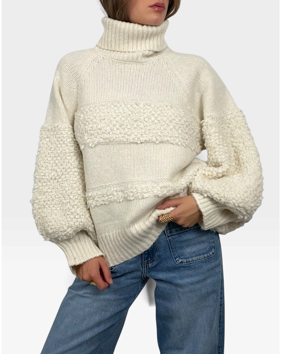 Pull col roulé HELLES blanc en maille épaisse texturée avec manches bouffantes porté avec un jean bleu