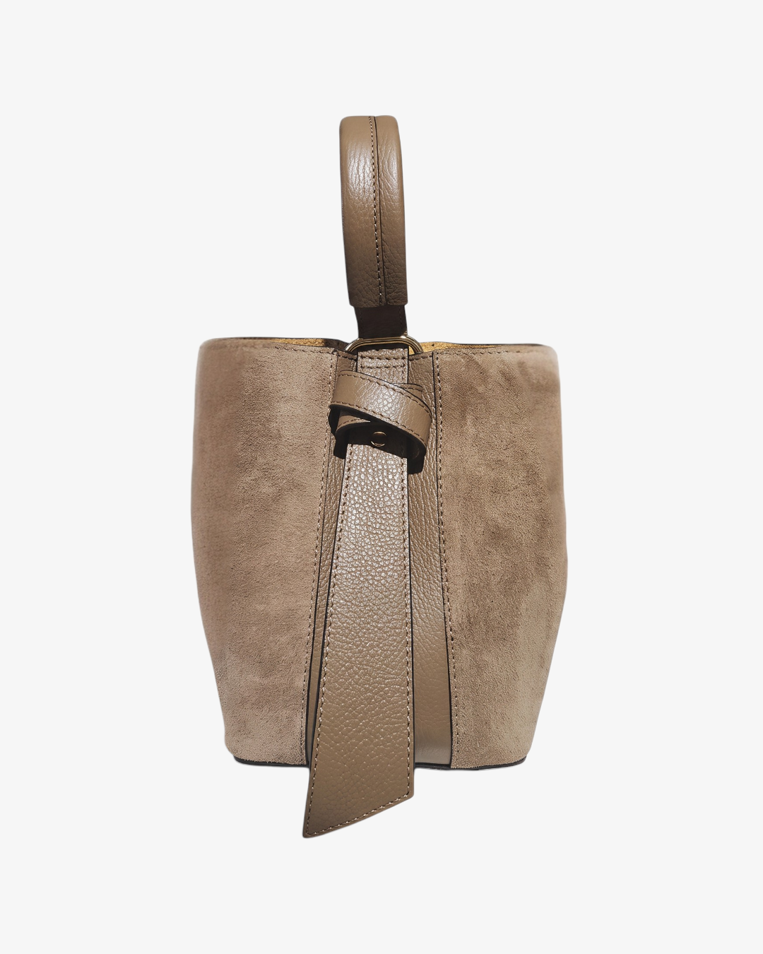 Sac seau HELLES Camilla en cuir suédé taupe avec poignée structurée et détail de lanière nouée