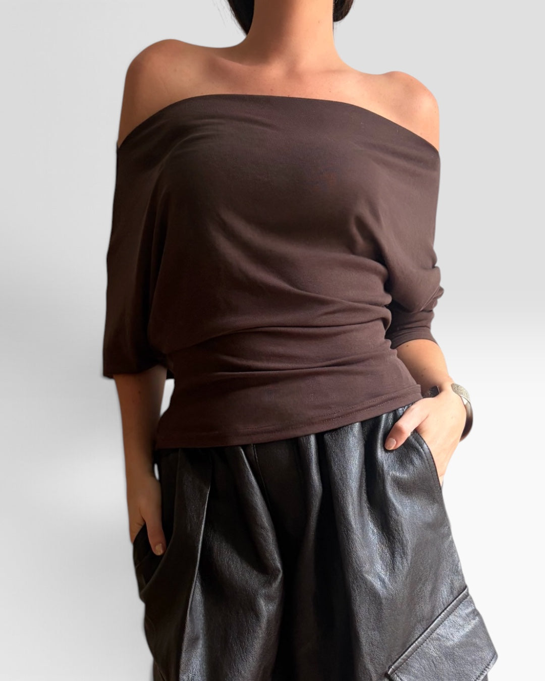 Top HELLES Lola marron à manches longues avec encolure drapée et coupe ajustée porté avec un pantalon en cuir